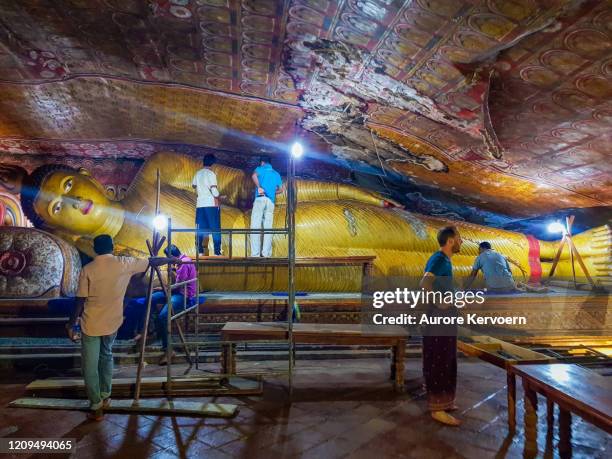 dambulla cave tempel restauraties, sri lanka - restauratiestijl stockfoto's en -beelden