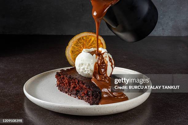 chocolate cake with ice cream and chocolate sauce - molho de sobremesa imagens e fotografias de stock