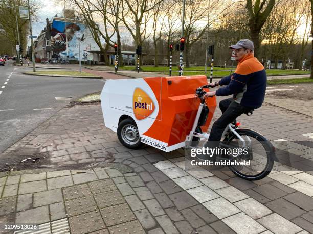 postbode op bakfiets - postbode stockfoto's en -beelden