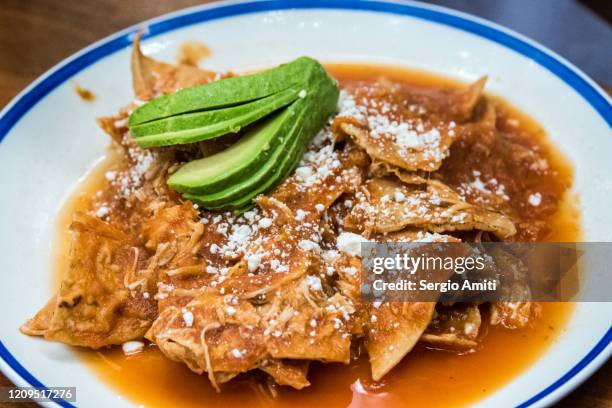 mexican chilaquiles - chilaquiles fotografías e imágenes de stock