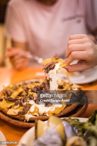eating mexican alambre with arrachera - alambre 個照片及圖片檔