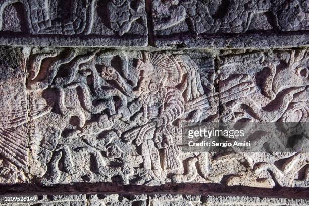 mayan warrior bas relief at chichen itza - bas reliëf stockfoto's en -beelden