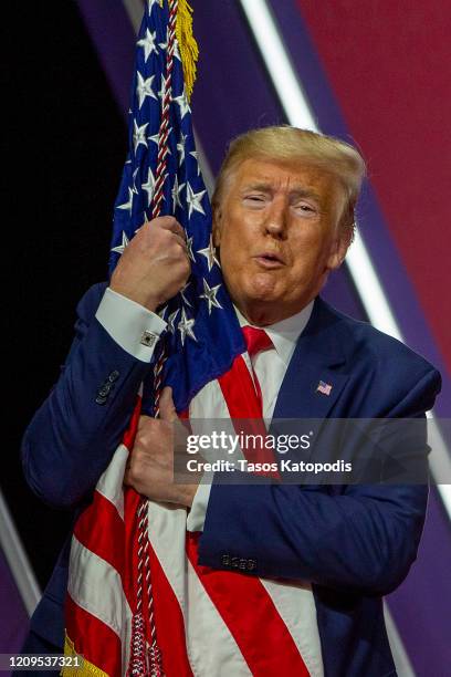 Hugging Flag Trump Hugging Flag Photos et images de collection - Getty Images