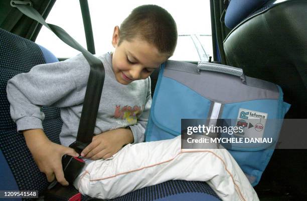 Auguste boucle sa ceinture de sécurité, le 02 septembre 2003 à l'arrière de la voiture de ses parents qui l'emmènent à l'école dans la commune de...