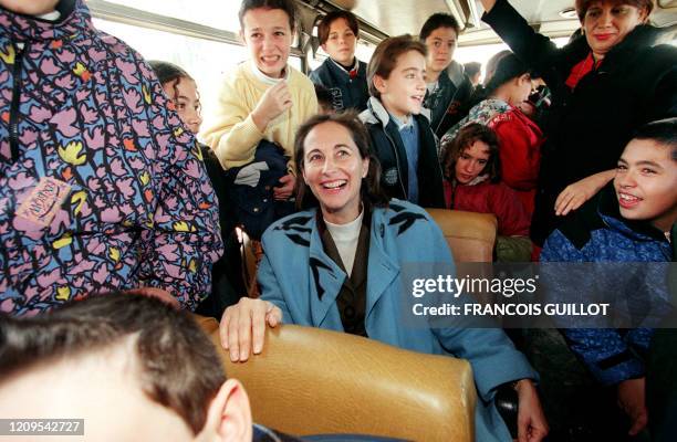 Le ministre déléguée chargée de l'Enseignement scolaire, Ségolène Royal , est assise au milieu d'un groupe de collégiens, pendant un déplacement en...