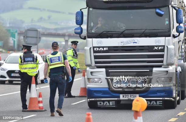 Checkpoint Officers Border Border Checkpoint Photos and Premium High Res Pictures - Getty Images
