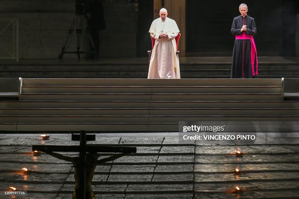 TOPSHOT-VATICAN-RELIGION-POPE-HEALTH-VIRUS-GOOD FRIDAY-WAY OF TH