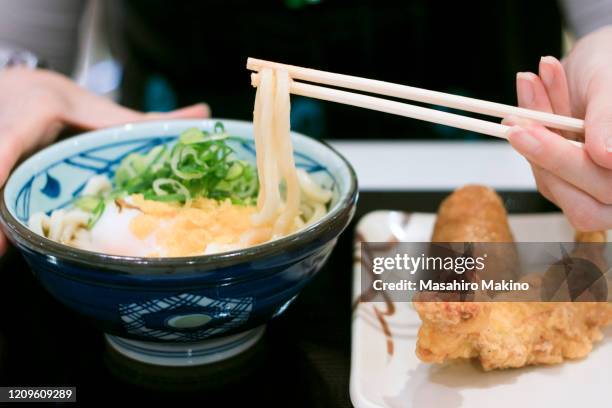 udon noodles - tenkasu 個照片及圖片檔