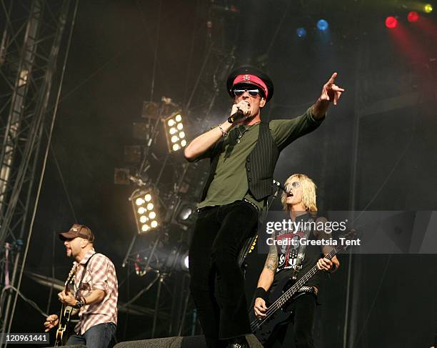 Dave Kushner, Scott Weiland and Duff McKagan of Velvet Revolver