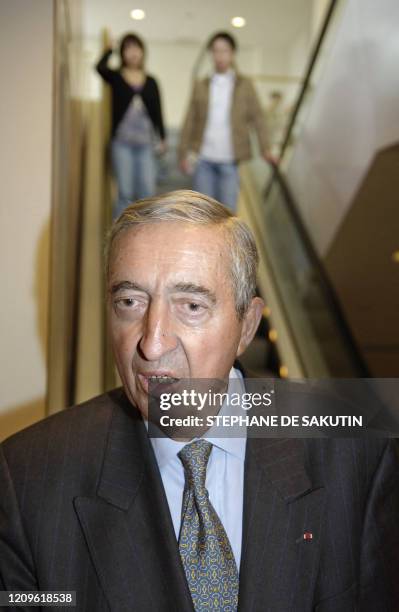 Jacques Calvet, vice-président du conseil de surveillance du groupe Galeries Lafayette, répond aux journalistes le 25 mai 2005 à Paris, après la...