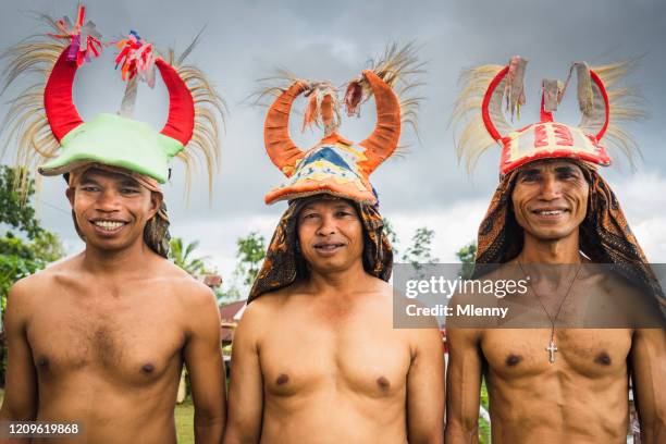 indonesien manggarai menschen krieg peitsche kämpfer flores island - hautfarben stock-fotos und bilder