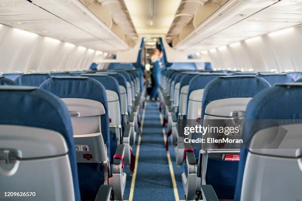 interior vacío de la cabina del avión - asiento fotografías e imágenes de stock