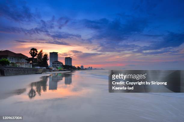 tranquil scene of the hua hin beach after sunset, prachuapkhirikhan, thailand. - hua hin thailand stock-fotos und bilder