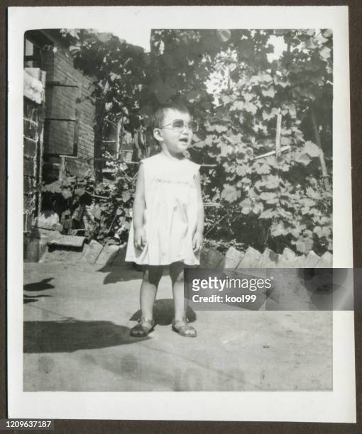 petite fille mignonne monochrome vieille photo - ère showa photos et images de collection