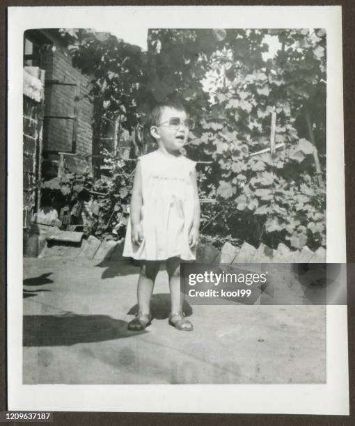 leuk meisje monochrome oude foto - showa period stockfoto's en -beelden