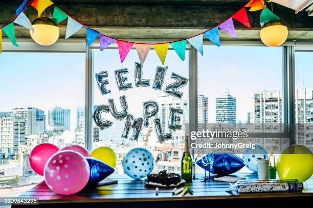 de essentiële essentie van de verjaardagspartij van het bureau met mening van buenos aires - birthday office stockfoto's en -beelden