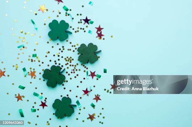 st.  patrick's day flat lay, with golden confetti, green clover and drinks - blessing ストックフォトと画像