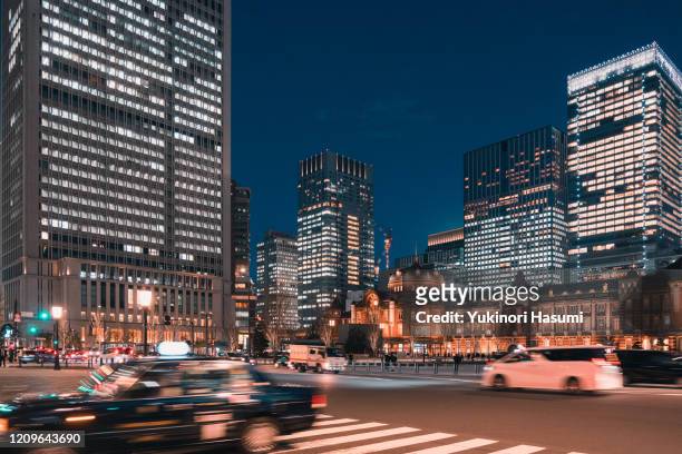 cityscape of marunouchi, tokyo at night - railroad car ストックフォトと画像