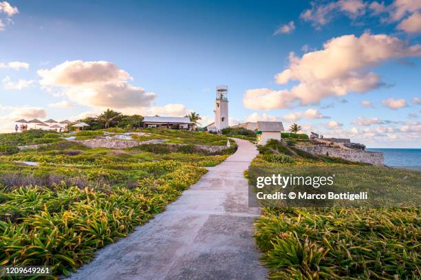 footpath to punta sur, isla mujeres, mexico - insel mujeres stock-fotos und bilder