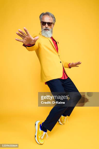 glücklich gut gekleidet herr mit fotoshooting im studio - yellow stock-fotos und bilder