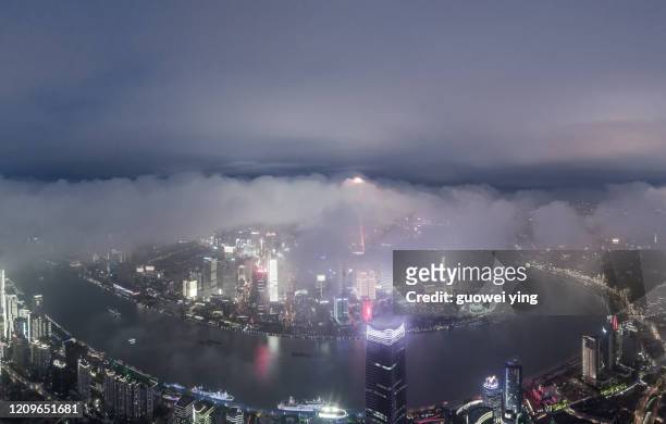 shanghai skyline in heavy fog - huangpu river photos et images de collection