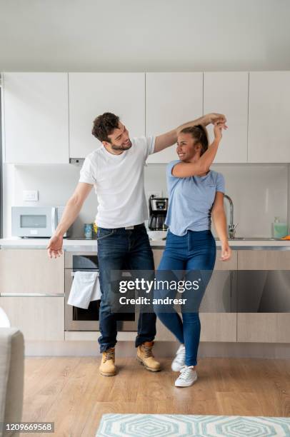 romantisch jong paar dat thuis danst - couple dancing at home stockfoto's en -beelden