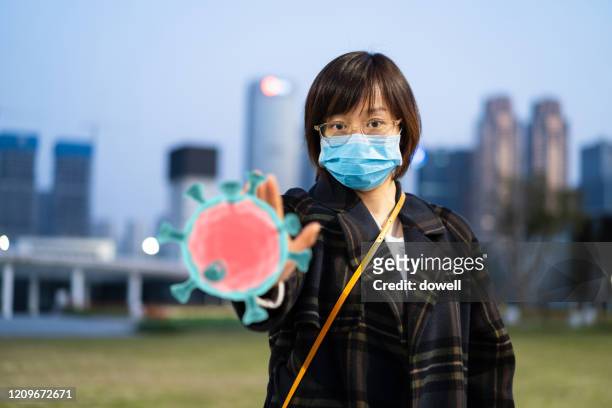east female using mask protect from virus - wuhan imagens e fotografias de stock