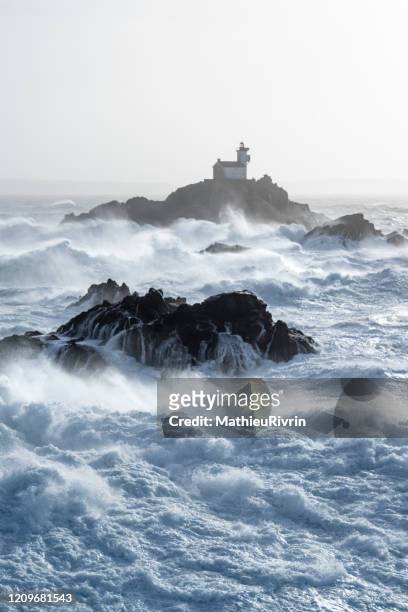 storm ciara in bretagne with huge waves - tevennec - atlantikküste frankreich stock-fotos und bilder