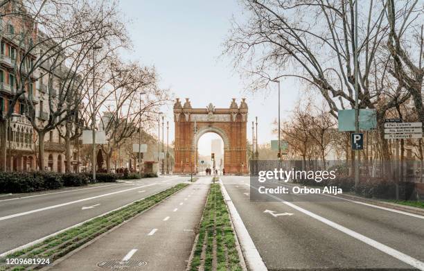 barcelona sonnenaufgang auf der straße - coronavirus winter stock-fotos und bilder