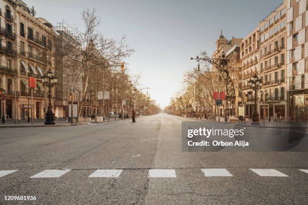 barcelona sonnenaufgang auf der straße - barcelona street stock-fotos und bilder