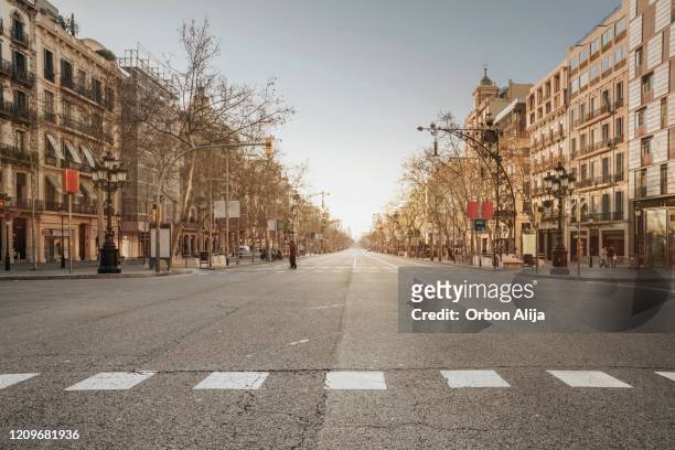 通りでバルセロナの日の出 - empty road ストックフォトと画像