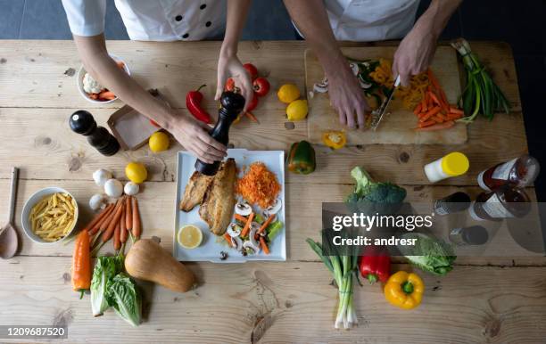 nahaufnahme auf ein paar kochen zusammen zu hause - catering stock-fotos und bilder
