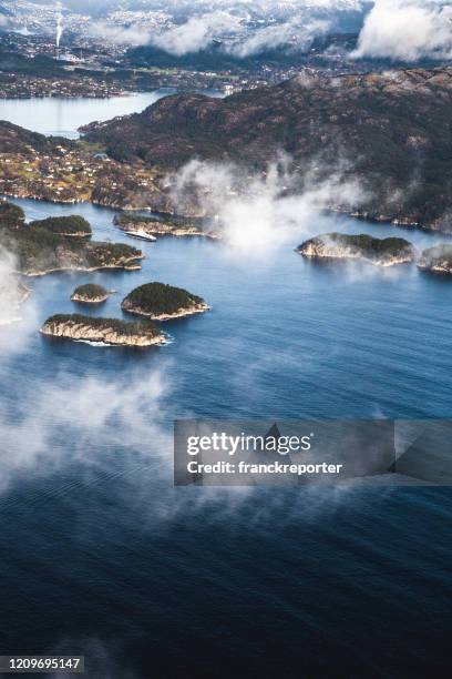 flygvy över bergens kust ovanifrån - bergen bildbanksfoton och bilder