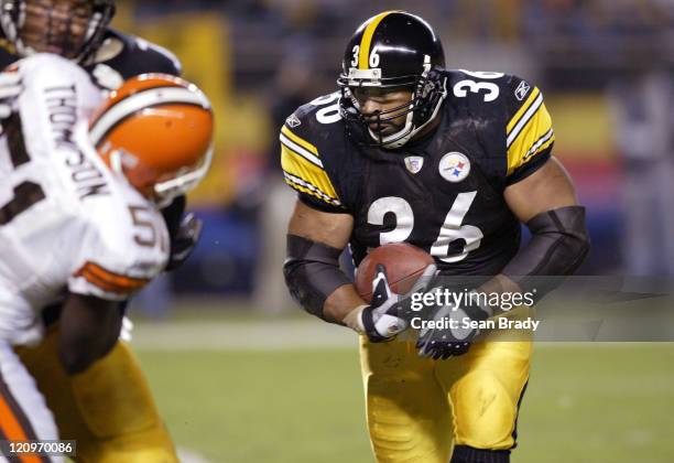 Pittsburgh Steelers Jerome Bettis runs in for a one-yard score against the Cleveland Browns at Heinz Field in Pittsburgh, Pennsylvania on November...