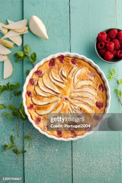 birnentorte mit himbeeren. - obsttorte stock-fotos und bilder
