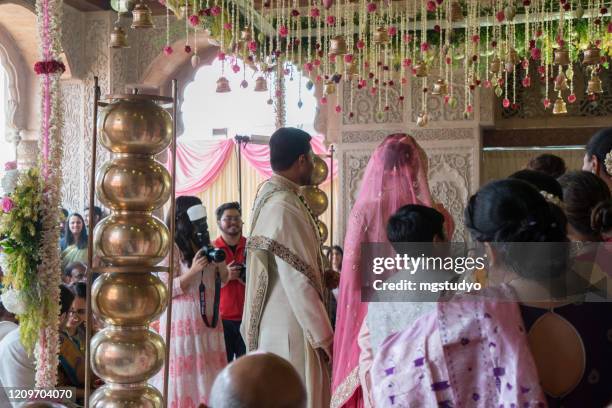 hindu wedding - hindu wedding ceremony stock pictures, royalty-free photos & images