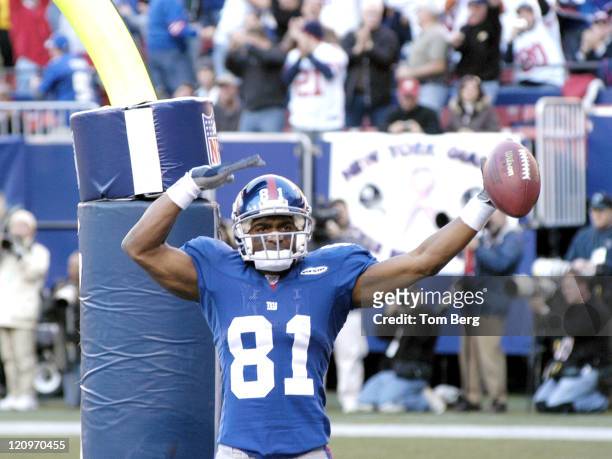 New York Giants Receiver Amani Toomer celebratesafter a touchdown with 2:59 in the second quarter during Philadelphia Eagles vs New York Giants game...