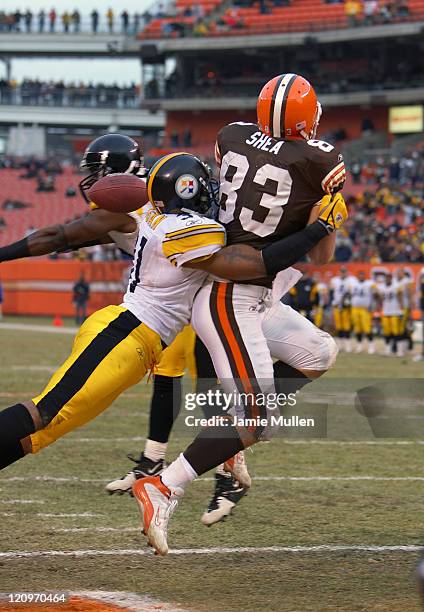 Pittsburgh Steelers Safety, Mike Logan, breaks up a pass intended for Cleveland's Aaron Shea during their game, Sunday December 24, 2005 at Cleveland...