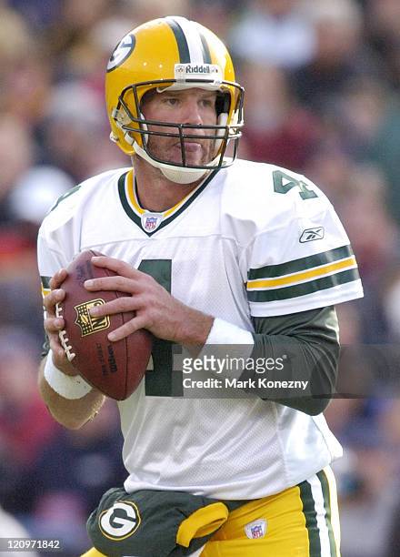 Packers quarterback Brett Favre in the pocket during game between the Green Bay Packers and the Buffalo Bills at Ralph Wilson Stadium in Orchard...