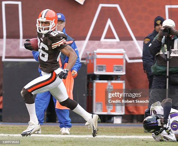 Cleveland Browns receiver Dennis Northcutt returns a punt for a touchdown during the game against the Baltimore Ravens at Cleveland Browns Stadium in...