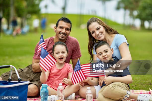 retrato de la familia hispana celebrando las vacaciones americanas - 4th of july cookout fotografías e imágenes de stock