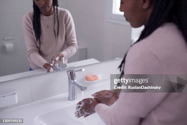 een vrouw die de handen schoon houdt. handen wassen. hygiëne. gezonde. - clean closet stockfoto's en -beelden