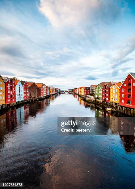 trondheim, norwegen - blick von der altstadtbrücke - trondheim stock-fotos und bilder