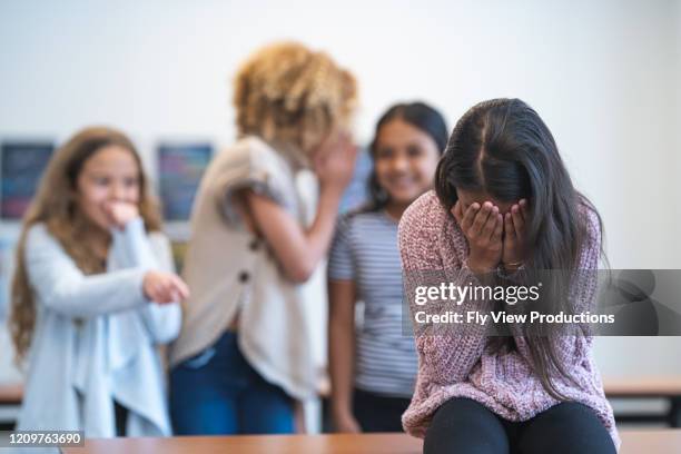 grundschulalter mädchen wird von klassenkameraden gemobbt - druck durch gleichaltrige stock-fotos und bilder