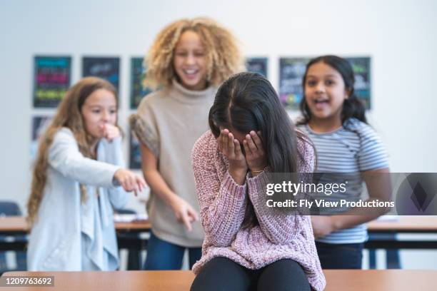 grundschüler in mobbing von mitschülern - druck durch gleichaltrige stock-fotos und bilder