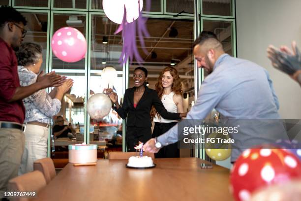 de verrassingspartij van de verjaardag voor onderneemster in het bureau - birthday office stockfoto's en -beelden