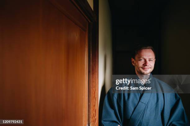 tourist wearing traditional yukata in japan - kimono photos et images de collection