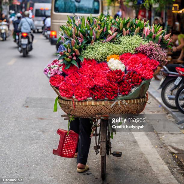 vietnamese vrouw die kleurrijke bloemen, oude stad in hanoi, vietnam verkoopt - hanoi stockfoto's en -beelden