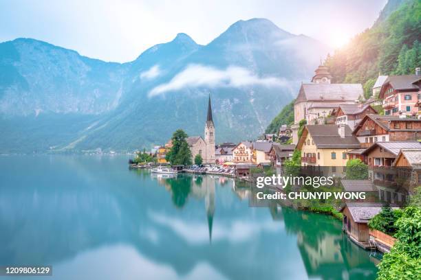 el pintoresco distrito de lagos de salzkammergut en austria - majestic fotografías e imágenes de stock