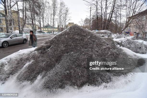 March 2020, Russia, Kisseljowsk: Black snow lies at the roadside. The village in Siberia is located in the largest coal mining area in Russia. A part...